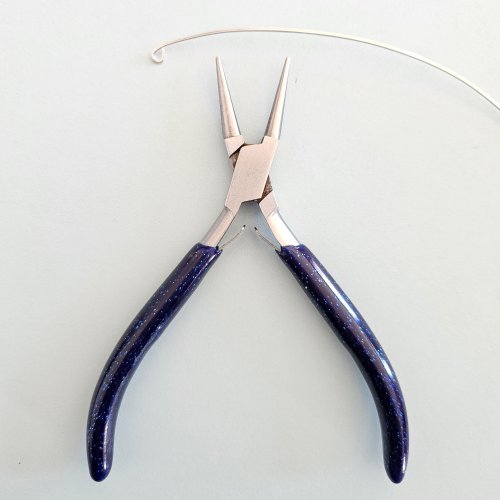 Margot Potter's Write On Necklace - , Contemporary Wire Jewelry, Wire Wrapping, Wrapping, Wire Wrapping Jewelry, Design, Turn a loop in one end of your wire.